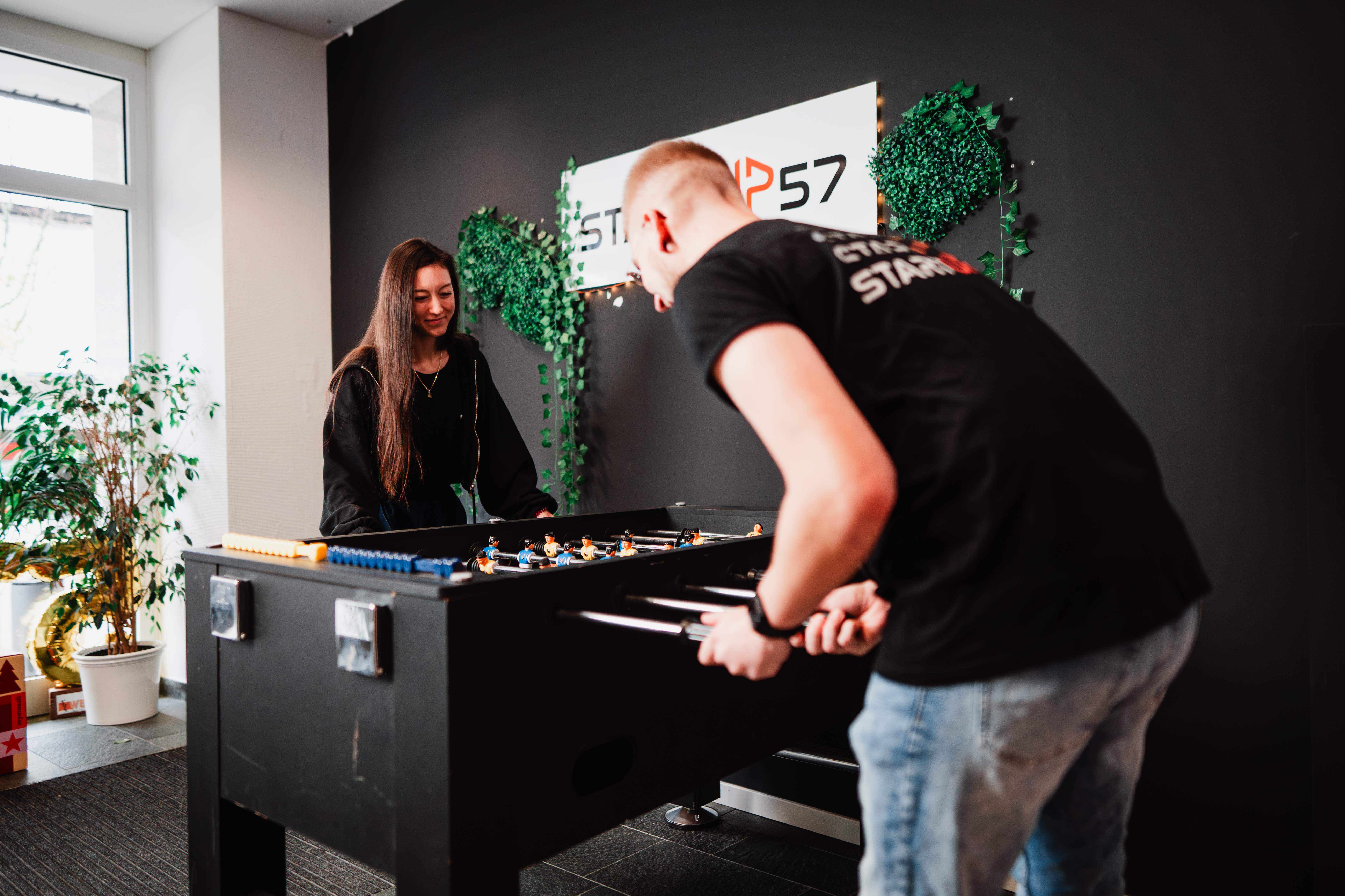 Team beim Foosball spielen